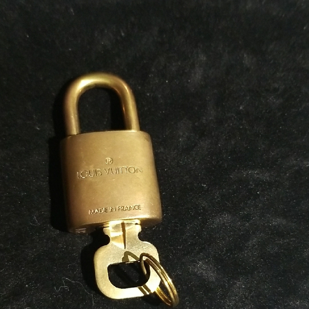 Gold Padlock with Key - Picture 3 of 4